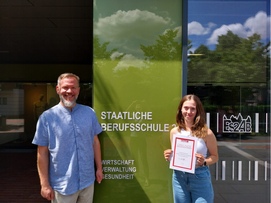 Foto: Studienrat Markus Maier und Antonia Mantel, Mitglied der SMV, Schuljahr 2022/23 Image