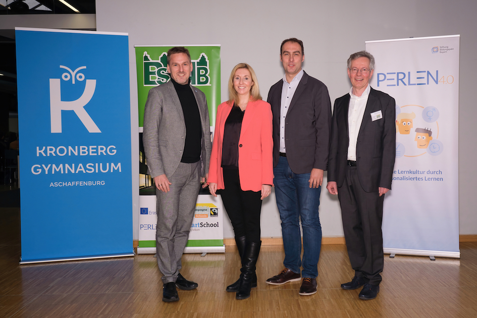 Zum pädagogischen Tag, der 2022 gemeinsam mit dem Kronberg-Gymnasium organisiert wurde, konnten die Schulleiter auch Gäste begrüßen. V.l.n.r. OStD Henrik Barz (Kronberg-Gymnasium), Anna Stolz (Staatssekretärin im Kultusministerium), Prof. Dr. Karl-Heinz Gerholz (Universität Bamberg), OStD Johannes Halbig (Berufsschule 2) Image